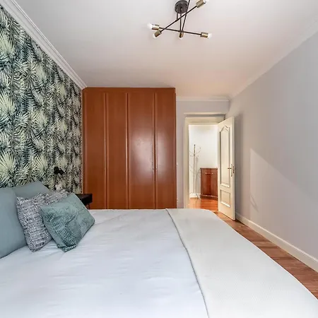 Ayuntamiento Bilbao, Casco Viejo -parking Optional *